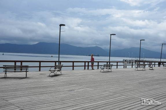 A Ana descansa e divaga na orla de São Francisco do Sul, litoral norte de Santa Catarina, às margens da Baía da Babitonga